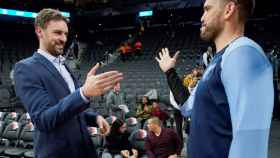 Pau Gasol, de los Spurs, saluda a su hermano Marc, de los Grizzlies, antes de un partido entre estos equipos.