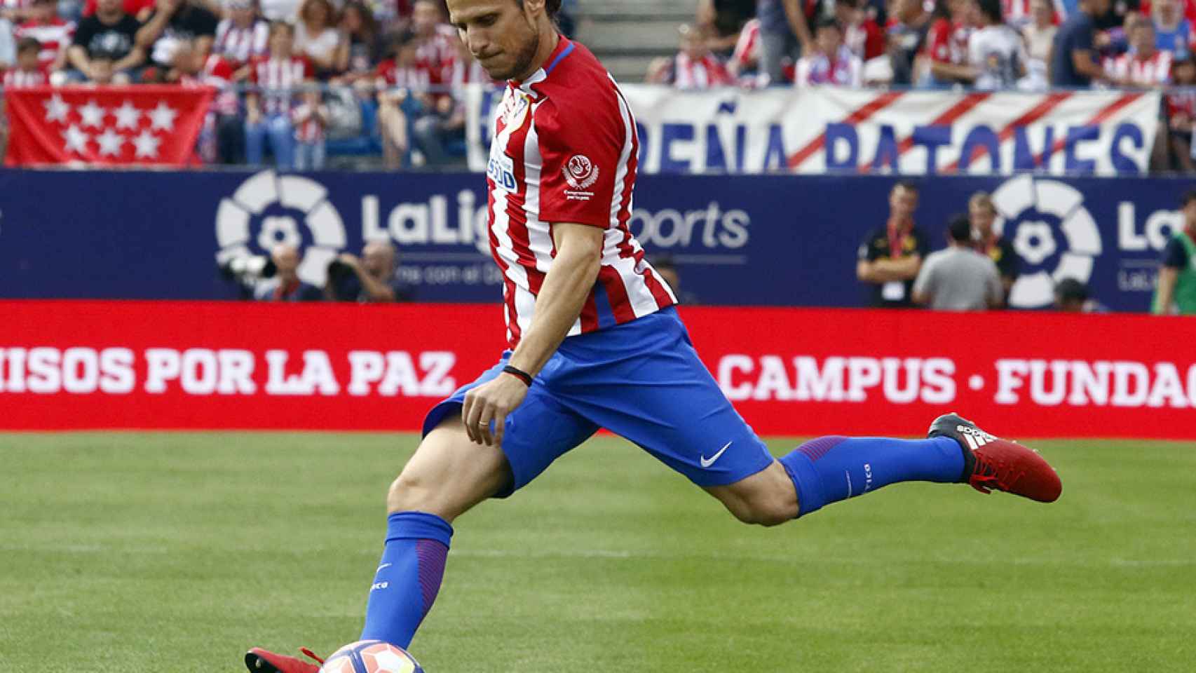 Diego Forlán en su etapa con el Atlético. Foto: atleticodemadrid.com