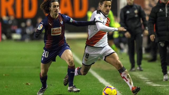 Disputa de un balón en el Rayo Vallecano - Eibar de La Liga