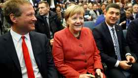 Angela Merkel, y el primer ministro ucraniano, Volodymyr Groysman, durante el Foro Empresarial Alemán-Ucraniano en Berlín.