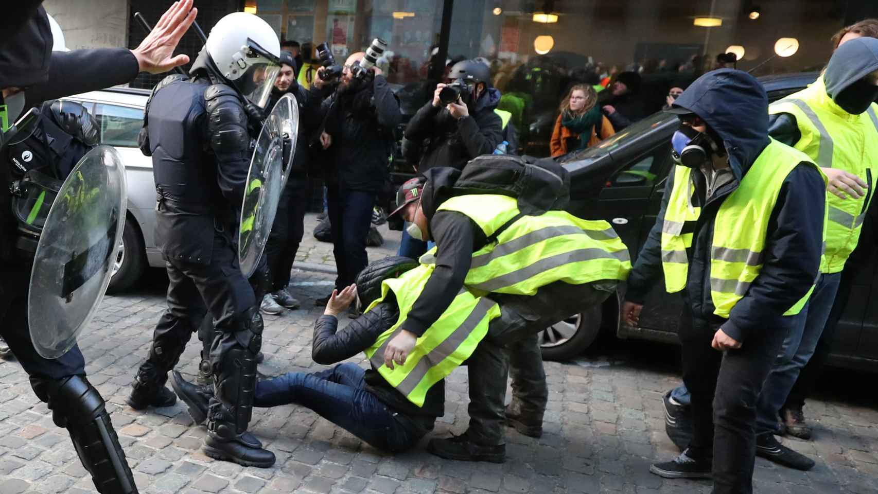 Enfrentamientos enter 'chalecos amarillos' y policía este sábado.