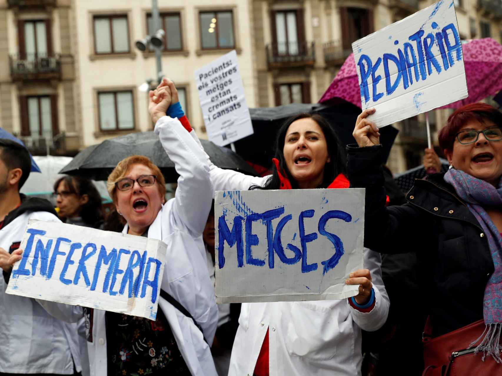 Médicos de atención primaria protestan frente a  la sede del Instituto Catalán de la Salud (ICS).