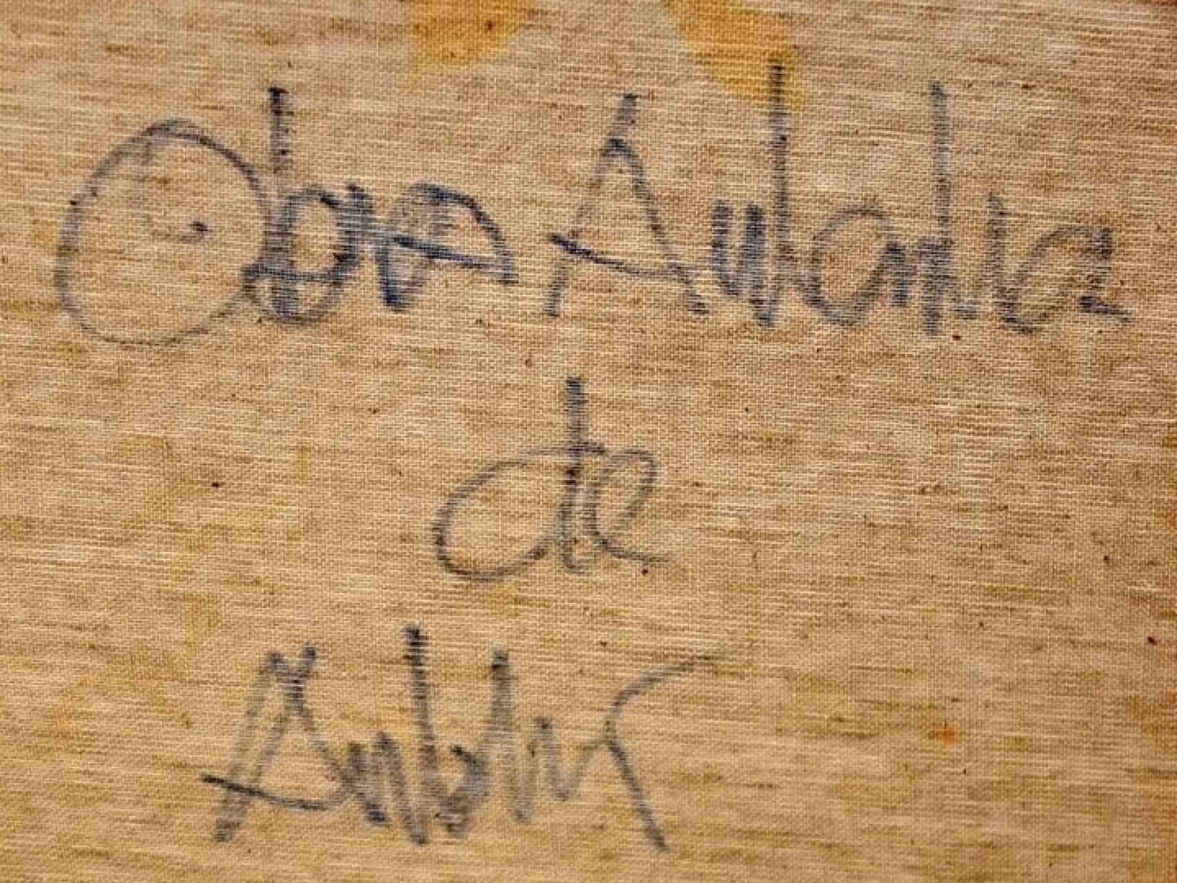 Oswaldo Aulestia Bach firma uno de sus trabajos