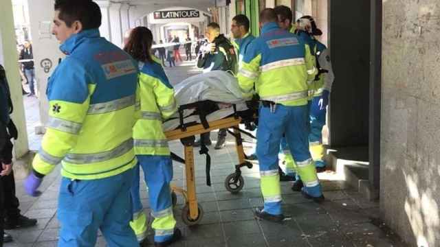 Técnicos de Emergencias trasladando a la herida al hospital