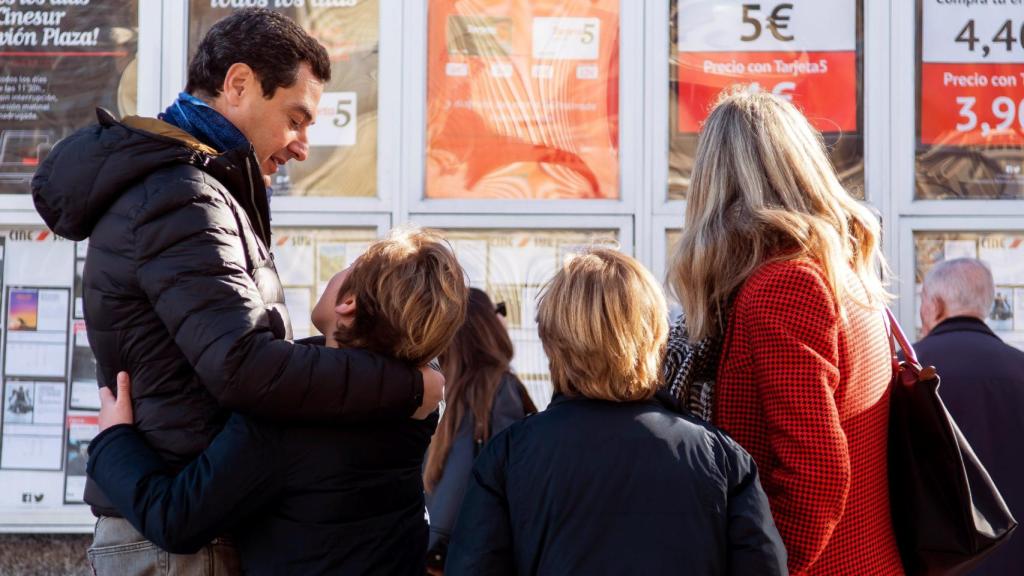 Juanma Moreno ha ido al cine con su familia