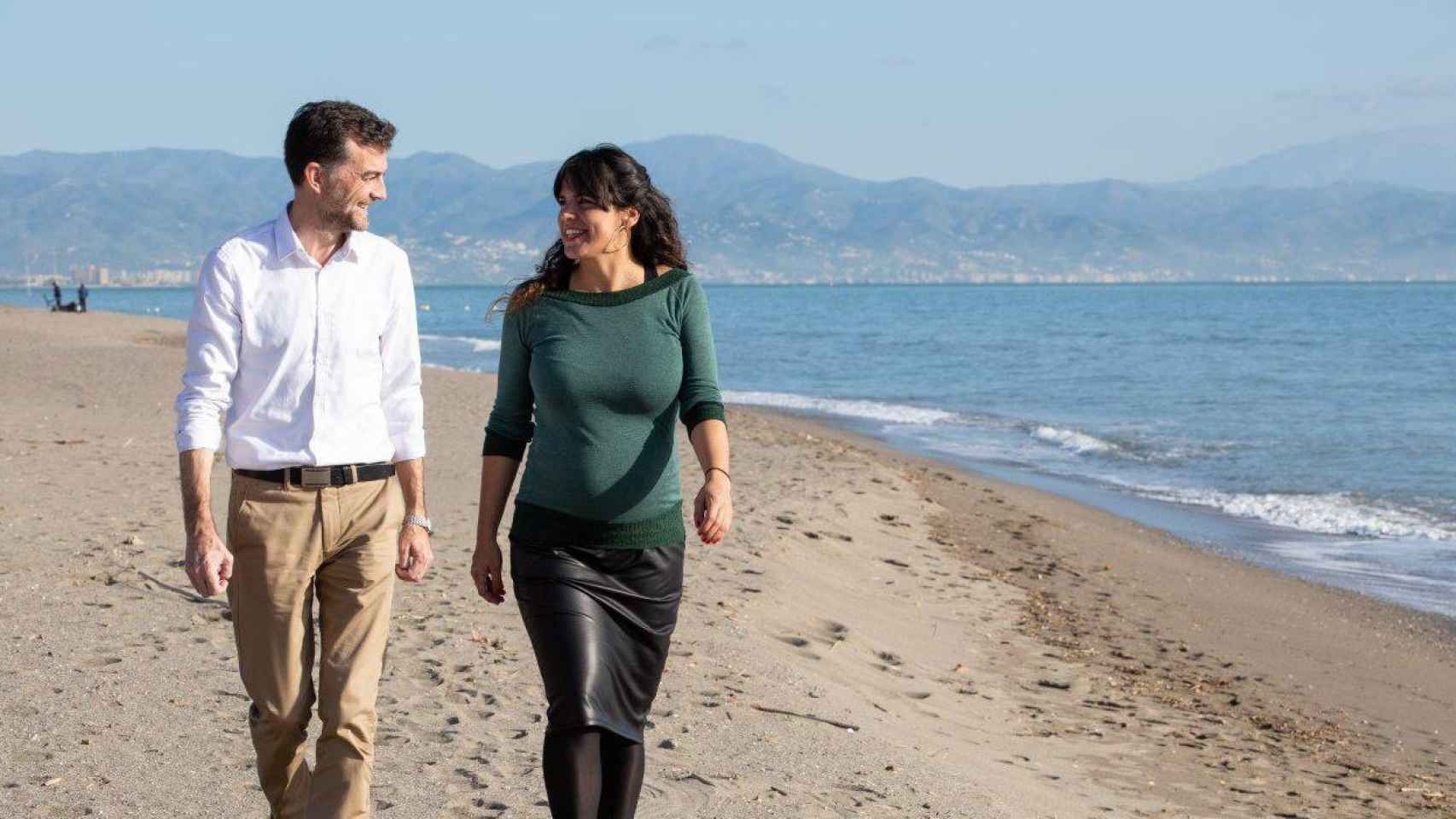 Teresa Rodríguez ha dado un paseo por la playa junto a Antonio Maíllo