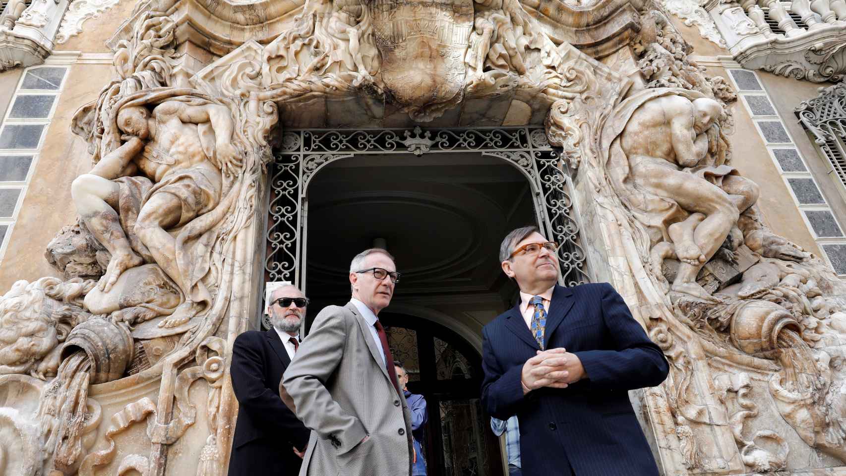 José Guirao, ministor de Cultura, junto a Jaume Coll , director del Museo Nacional de Cerámica y Artes Suntuarias González Martí, ante la puerta del museo.