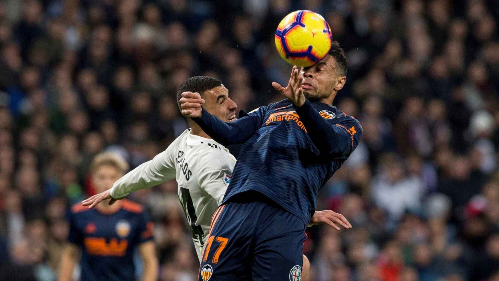 Francis Coquelin cabecea el balón ante el jugador del Real Madrid, Dani Ceballos