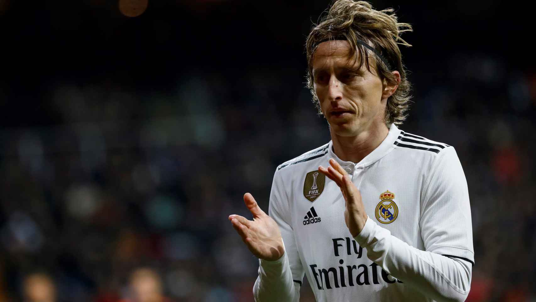 Luka Modric aplaude durante el partido disputado ante el Valencia
