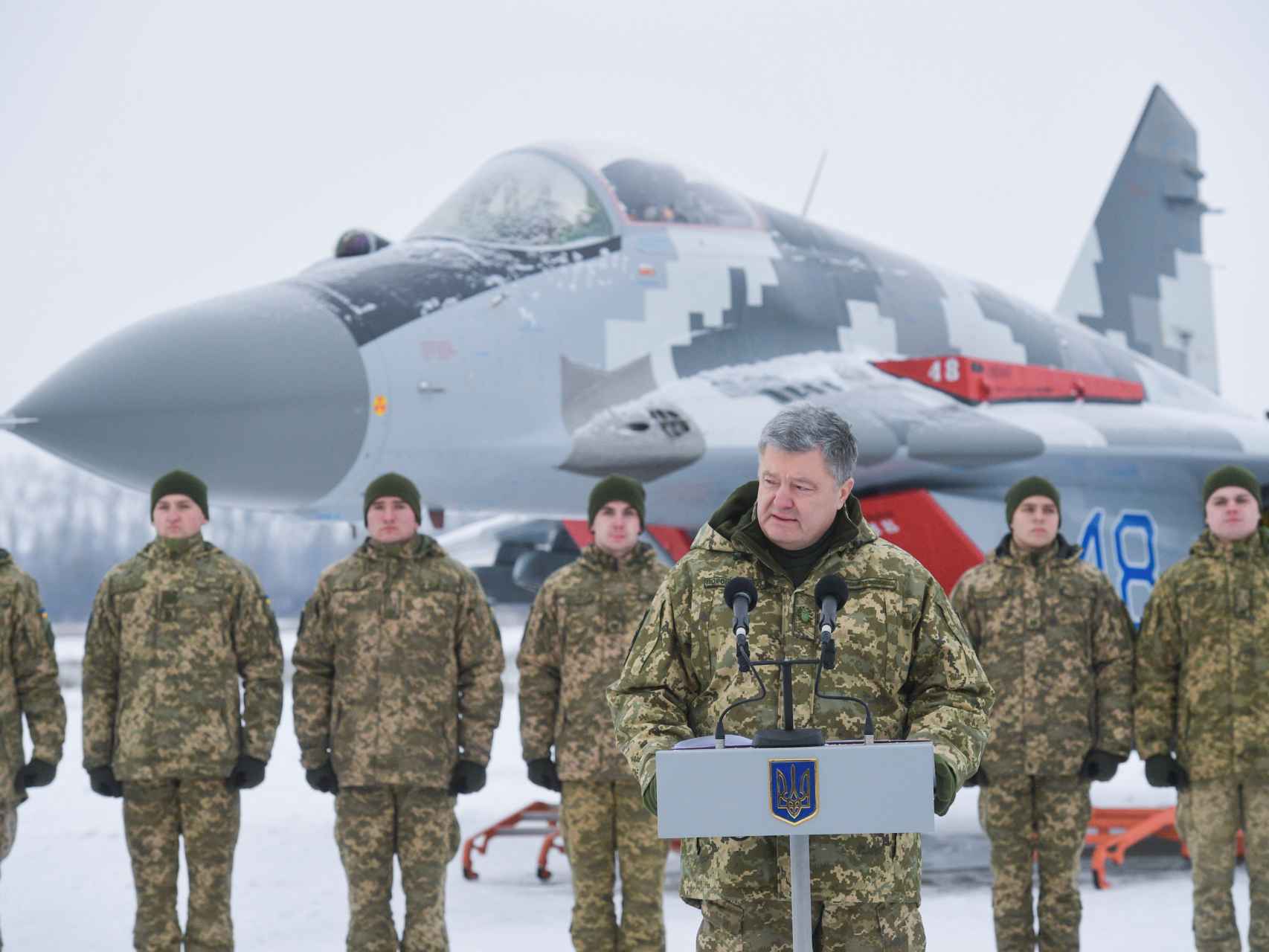 Poroshenko, presidente ucranio, con parte del ejército de su país.