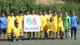 Los jugadores del Peñagrande con la pancarte de Kubuka. Imagen cedida por el CD Peñagrande
