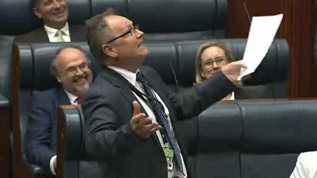 David Templeman, ministro de Cultura de Australia Occidental, canta en el Parlamento antes de Navidad.