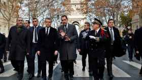 Macron visita a policías y bomberos junto a miembros de su Gobierno