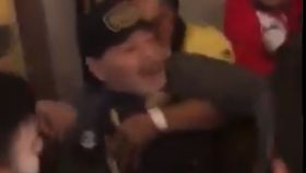 Maradona se abalanza contra unos aficionados
