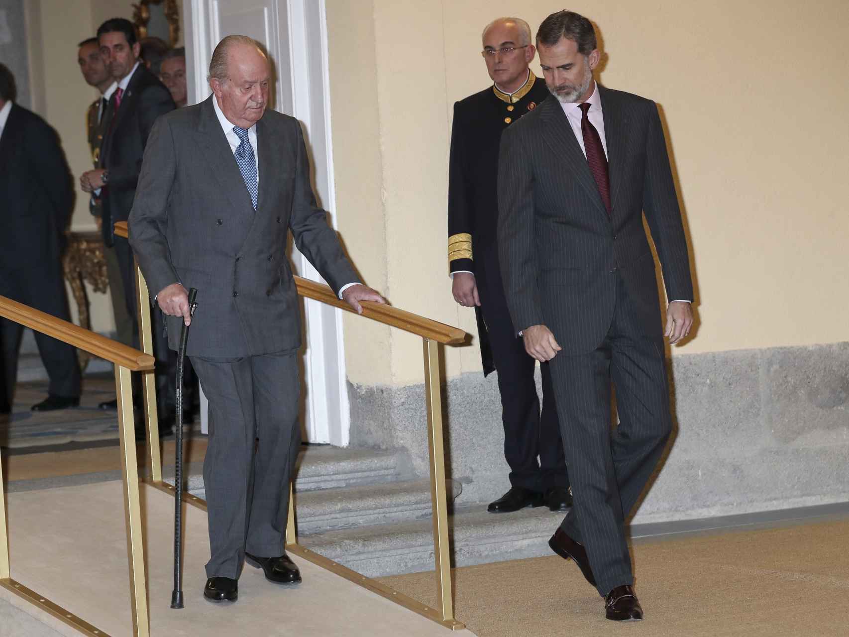 Juan Carlos y Felipe accediendo a la sala del Palacio Real.