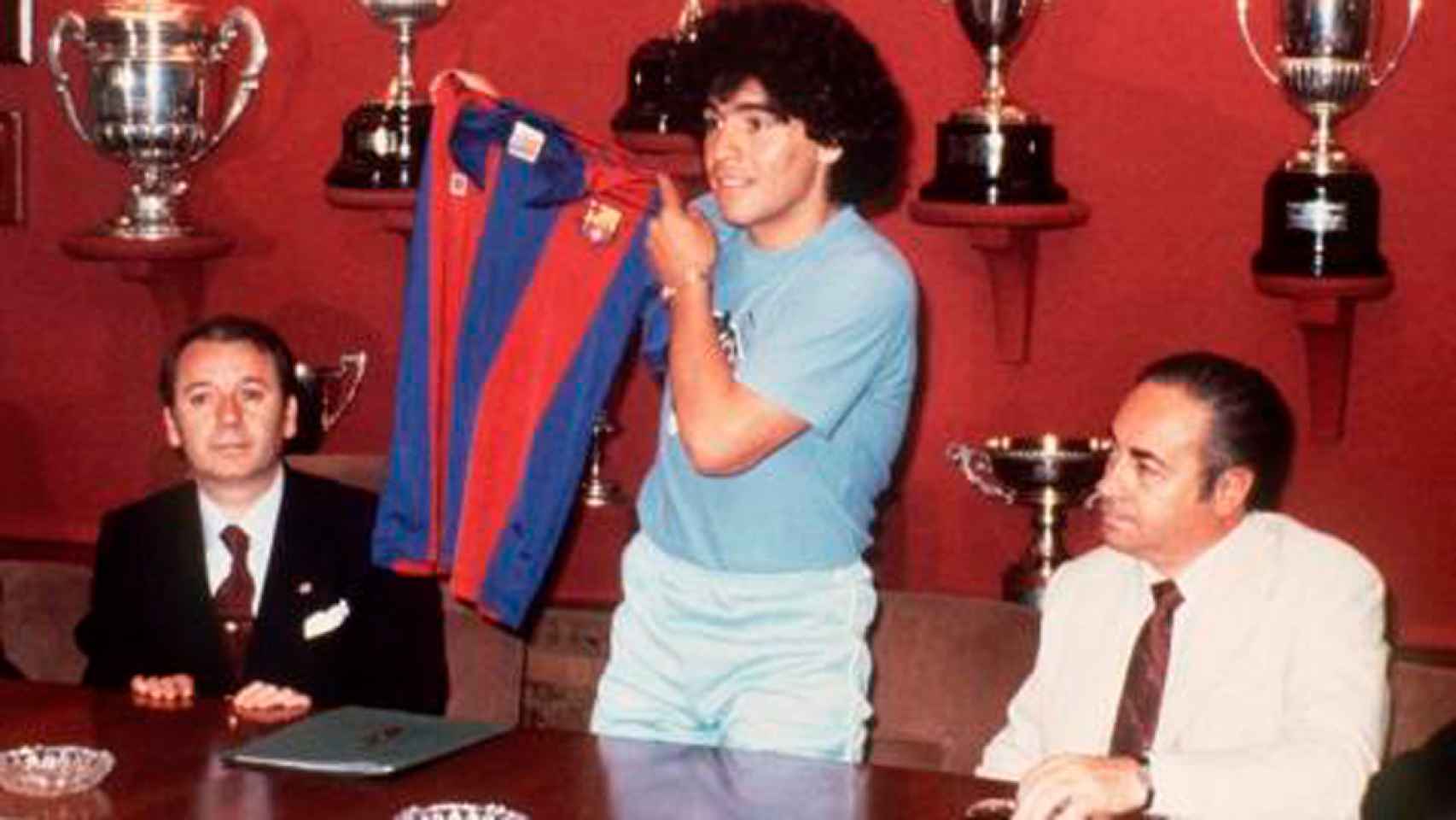 Maradona posa con la camiseta del Barcelona junto José Luis Nuñez, presidente del club azulgrana.