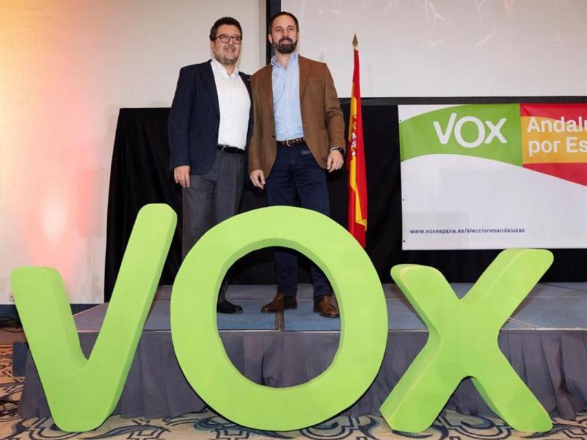 Francisco Serrano, número 1 en Andalucía, con Santiago Abascal.