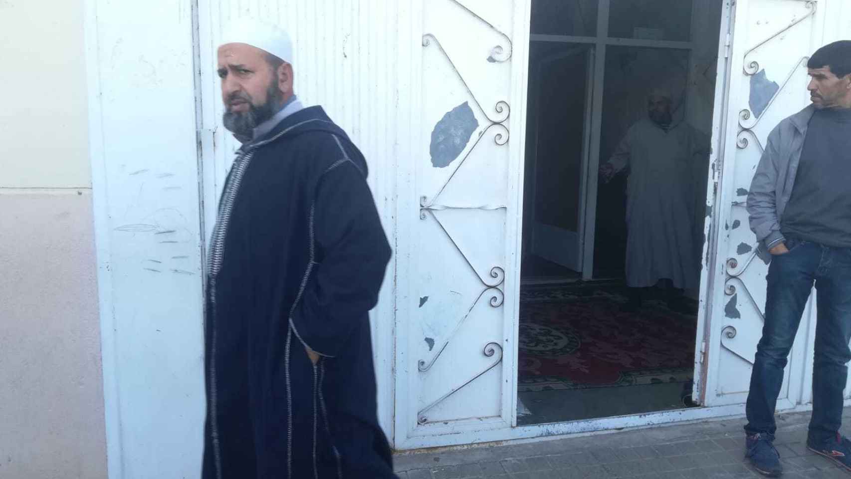 Un ciudadano marroquí sale este lunes de la mezquita de Las Norias, una barriada de El Ejido.
