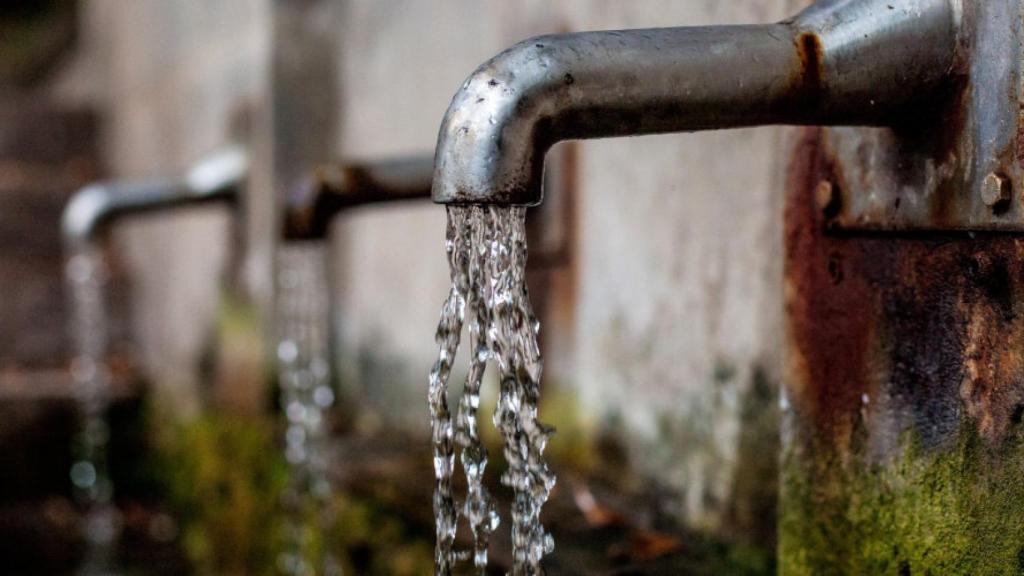 Una fuente de agua de varios caños.