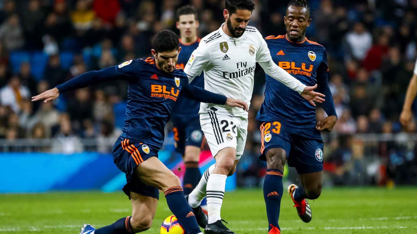 Guedes e Isco disputan un balón en el encuentro entre Real Madrid y Valencia.