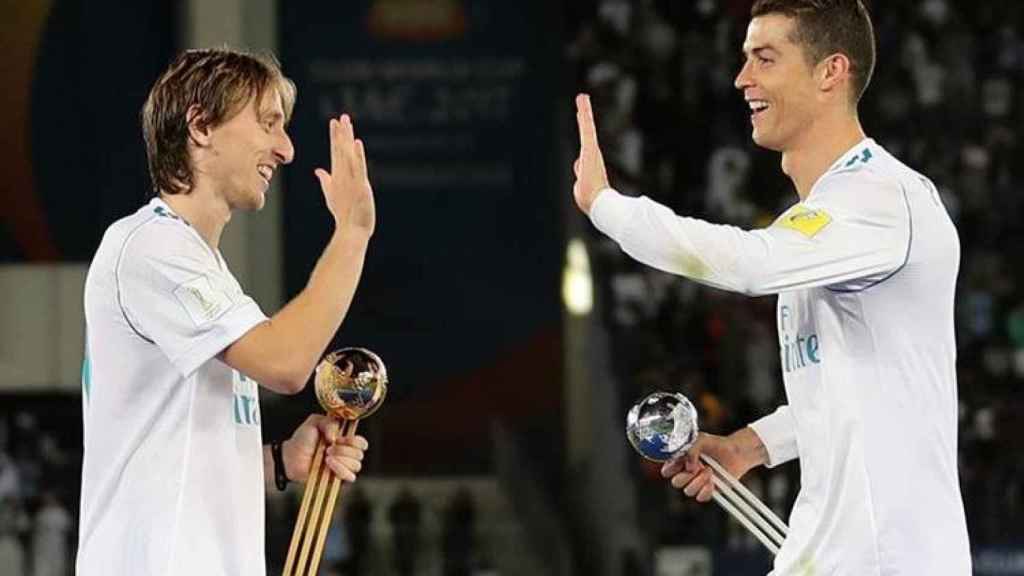 Modric y Cristiano Ronaldo se felicitan durante el pasado Mundial de Clubes