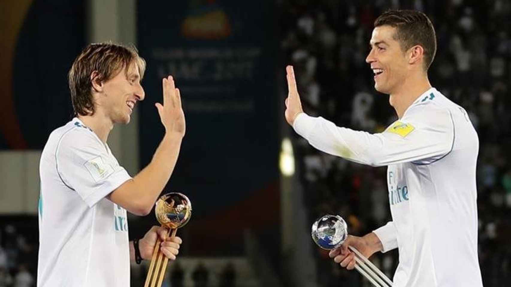 Modric y Cristiano Ronaldo se felicitan durante el pasado Mundial de Clubes