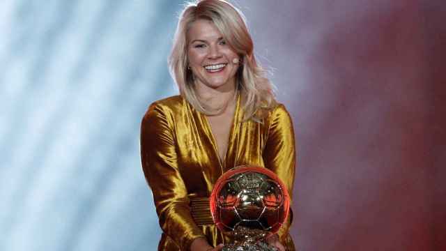 Ada Hegerberg del Olympique Lyonnais sostiene su trofeo Balón de Oro