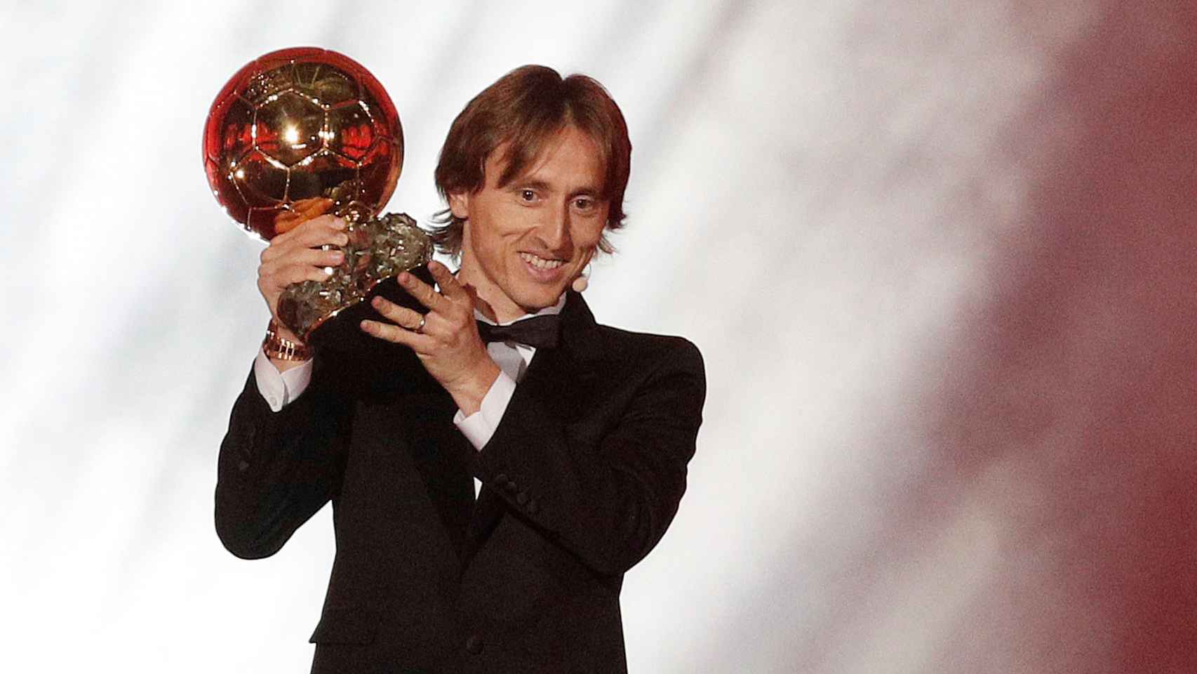 Luka Modric del Real Madrid sostiene su trofeo del Balón de Oro