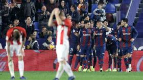 Los jugadores del Levante celebran uno de los tres goles ante el Athletic.