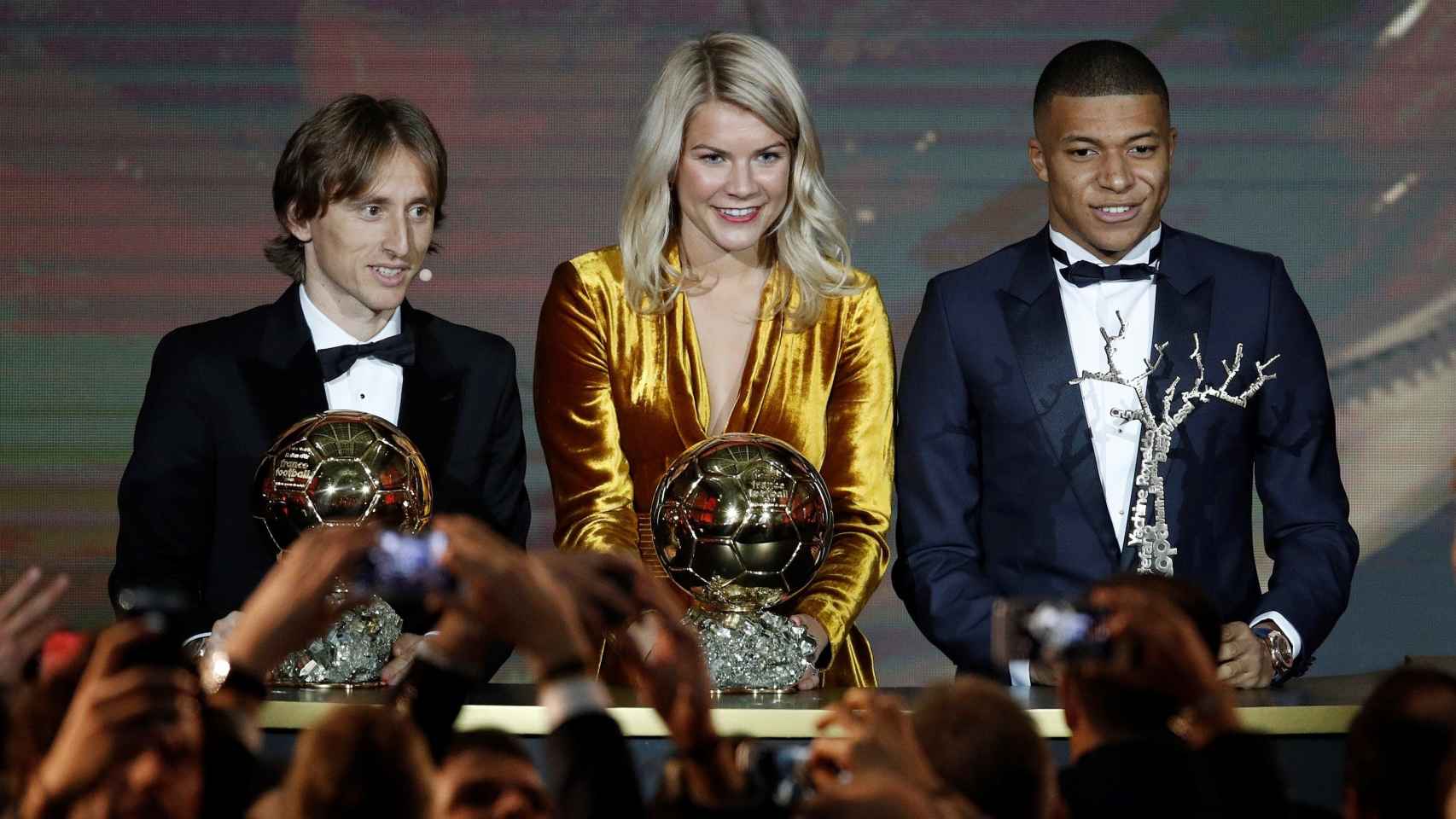 Luka Modric del Real Madrid, Ada Hegerberg del Olympique Lyonnais, y Kylian Mbappe del Paris St Germain