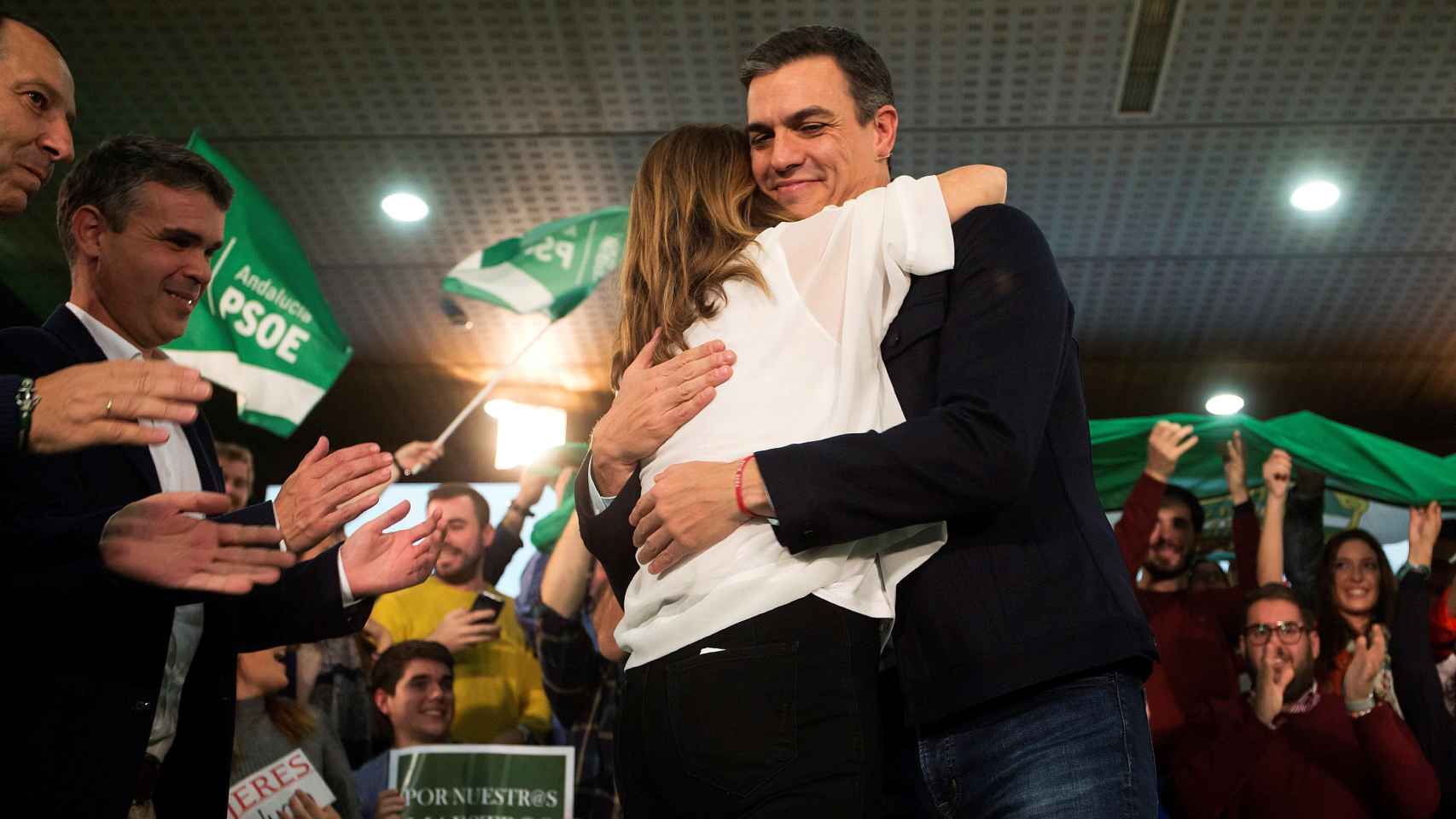 Abrazo entre Susana Díaz y Pedro Sánchez en campaña.
