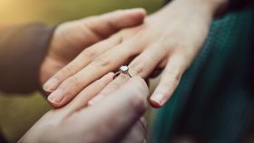 El anillo en el pene: la propuesta de matrimonio que mató el romanticismo