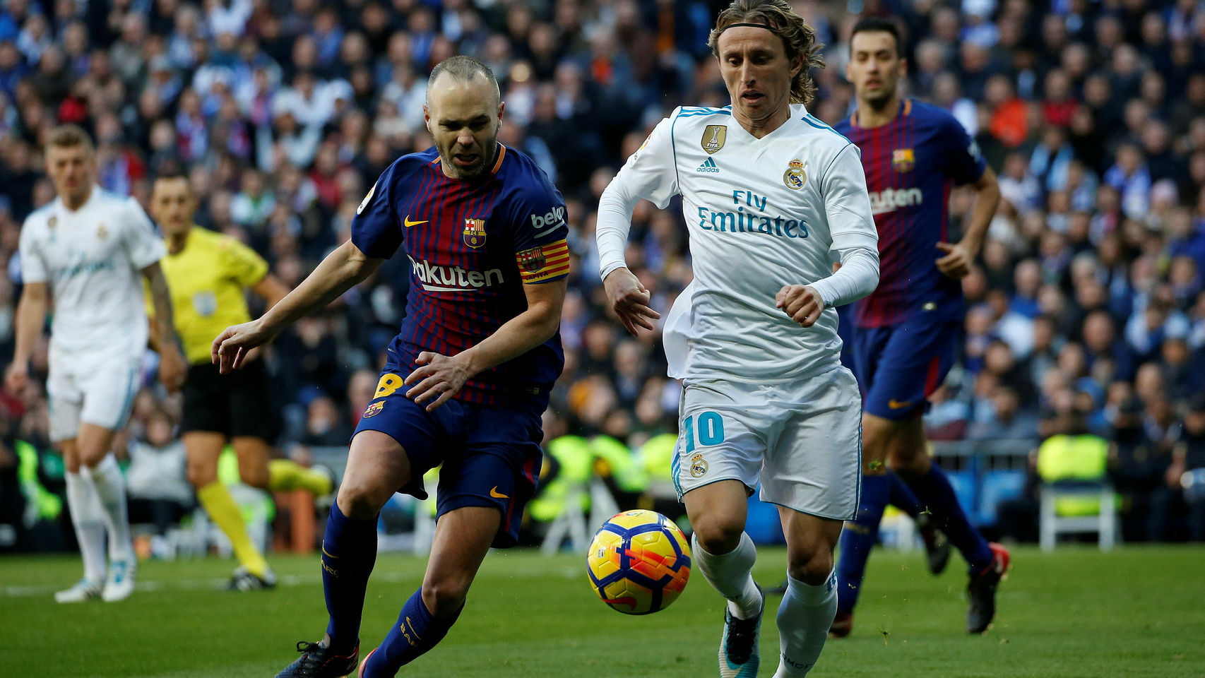 Andrés Iniesta y Luka Modric en un Clásico