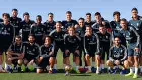 Modric posa junto a sus compañeros con el Balón de Oro