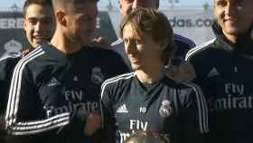 Sergio Ramos felicita a Luka Modric en el entrenamiento por ganar el Balón de Oro