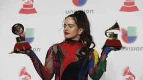 Rosalía posa con sus dos Grammy Latinos.