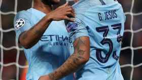 Gabriel Jesús y Sterling celebran un gol del Manchester City
