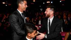 Cristiano Ronaldo y Messi se saludan durante una gala del Balón de Oro