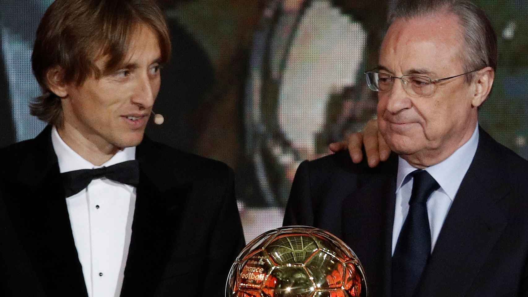 Modric y Florentino Pérez durante la gala del Balón de Oro