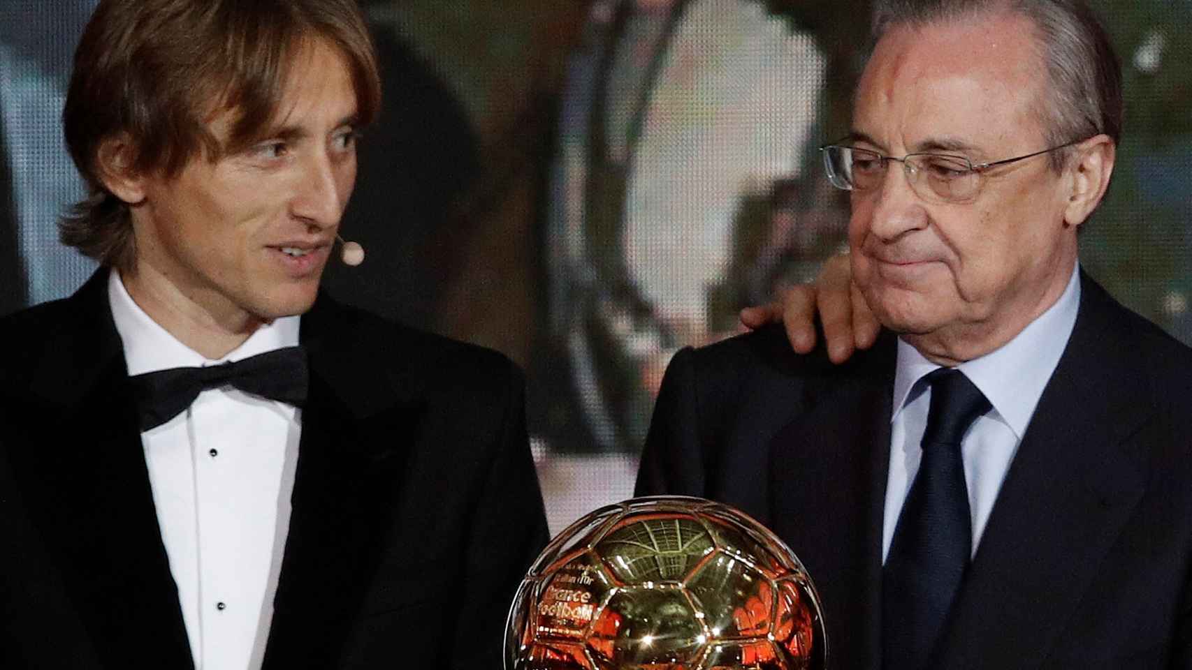 Modric y Florentino Pérez durante la gala del Balón de Oro