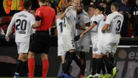 Batshuayi celebra con sus compañeros el gol marcado en el Valencia - Ebro de Copa del Rey