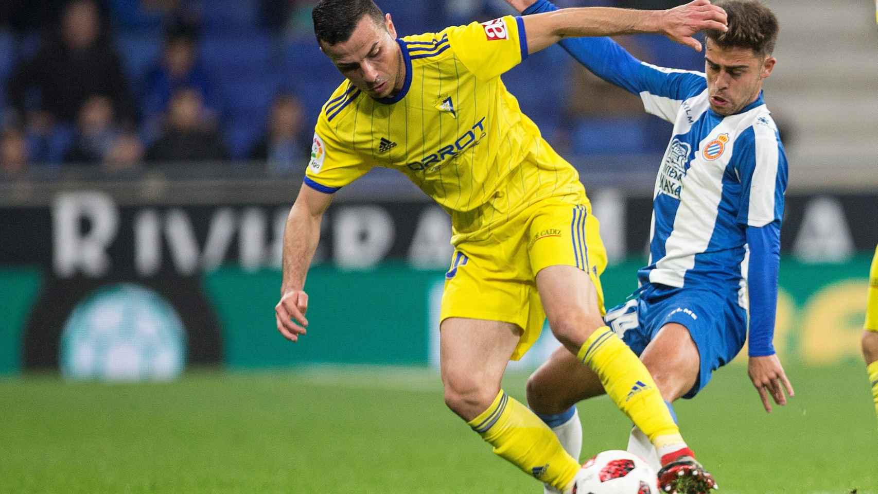 Azamoun intenta llevarse el balón ante Melendo en el Espanyol- Cádiz de Copa del Rey