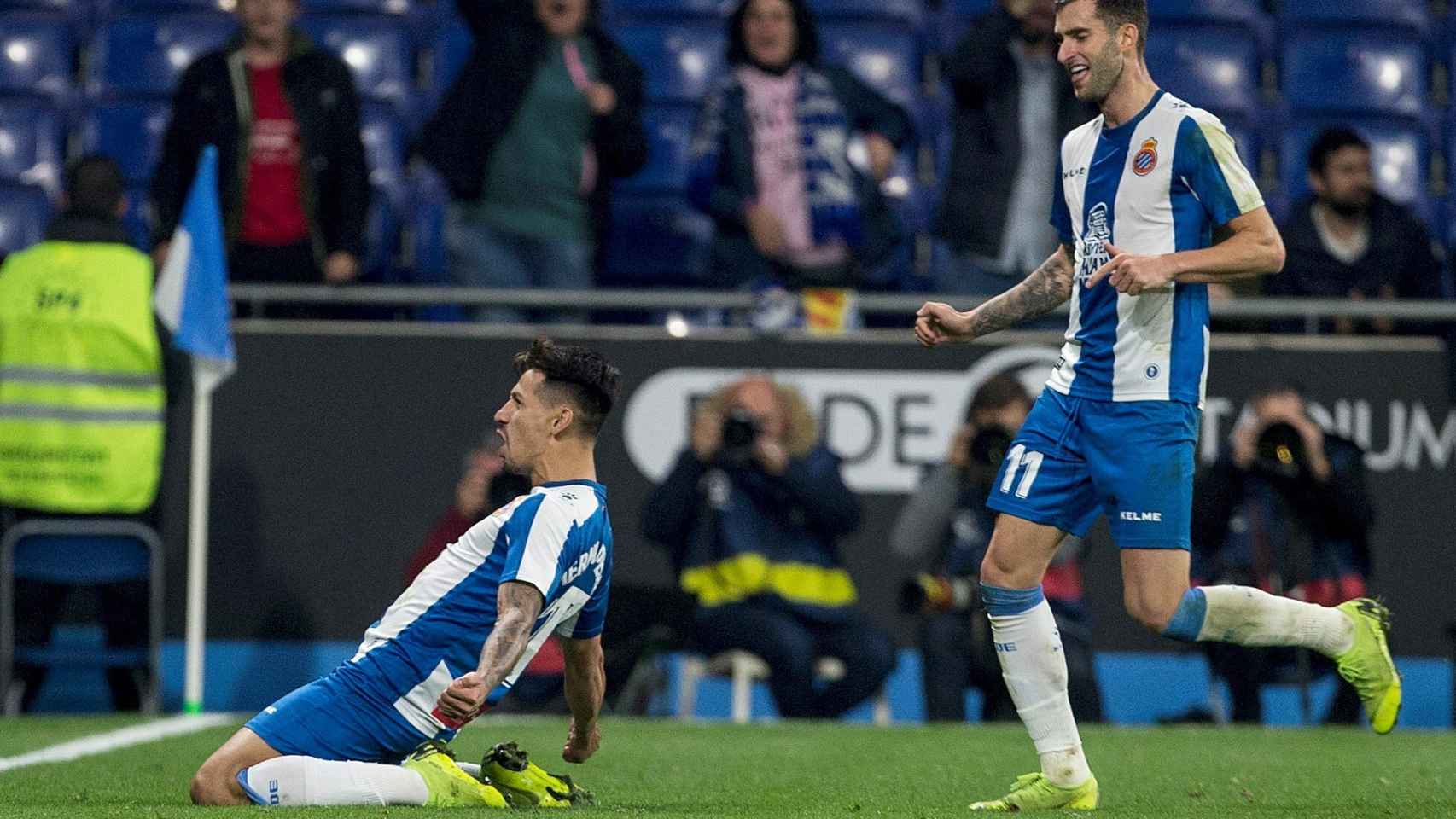 Hernán Pérez y Leo Baptistao celebran el gol del Espanyol ante el Cádiz en Copa del Rey