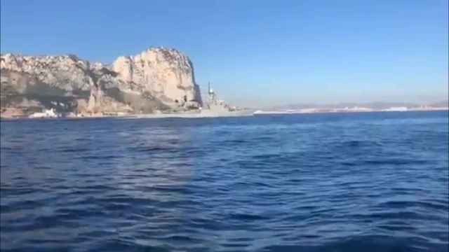Captura del vídeo de la corbeta española frente a aguas de Gibraltar.