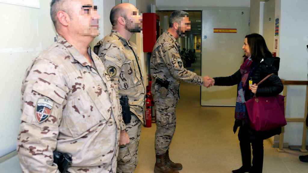 Margarita Robles saluda a los militares españoles desplegados en Kabul.