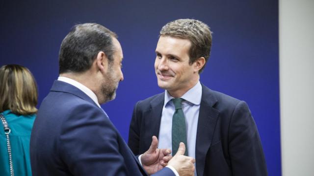 José Luis Ábalos y Pablo Casado conversan durante el estreno de la Constitución autógrafa.