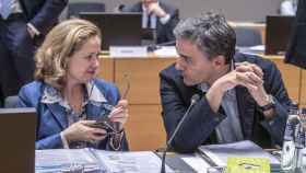 La ministra Calviño conversa con su homólogo griego durante el Eurogrupo