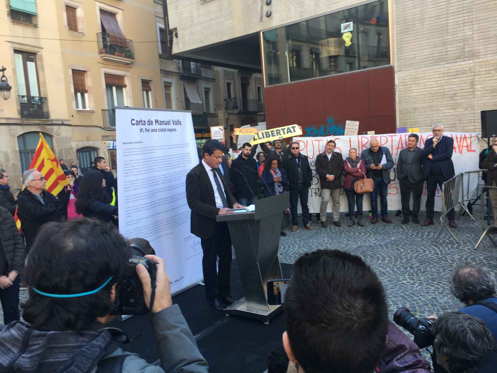 Manuel Valls, rodeado de antisistemas en el Raval de Barcelona.