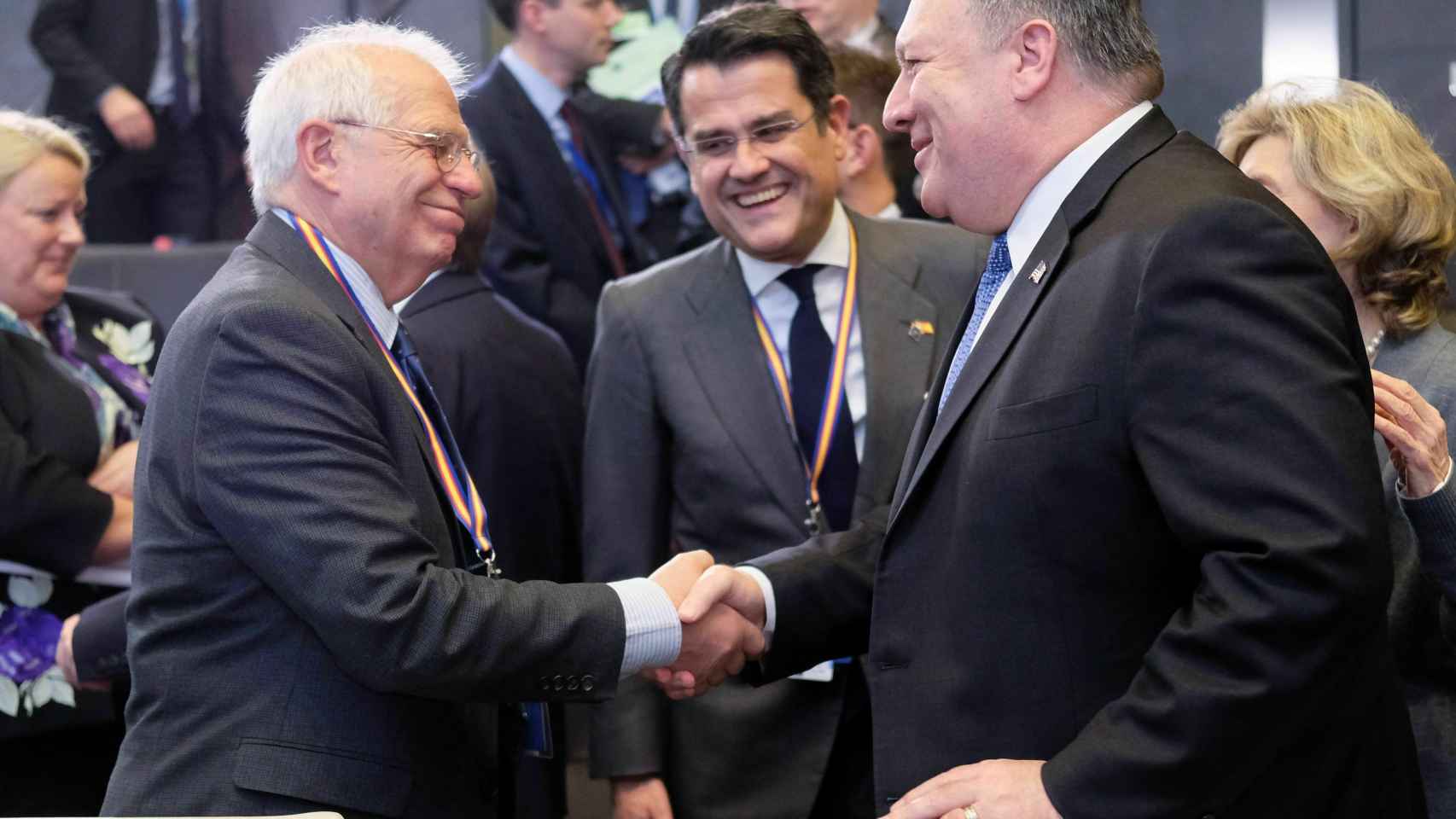 Borrell saluda al secretario de Estado de EEUU, Mike Pompeo, durante la reunión de la OTAN en Bruselas
