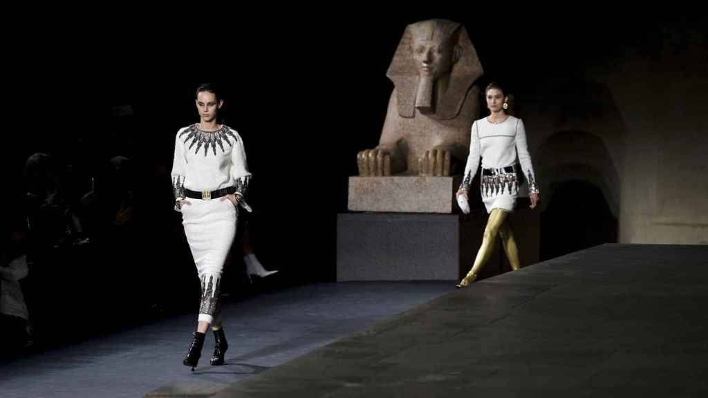 Lagerfeld escogió el Templo de Dendur en el Met de Nueva York para su desfile, donde presentó diseños inspirados en el Egipto antiguo.